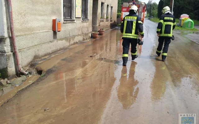 Úterní déšť vytopil restauraci ve Václavicích. Foto: Hasiči Hrádek nad Nisou