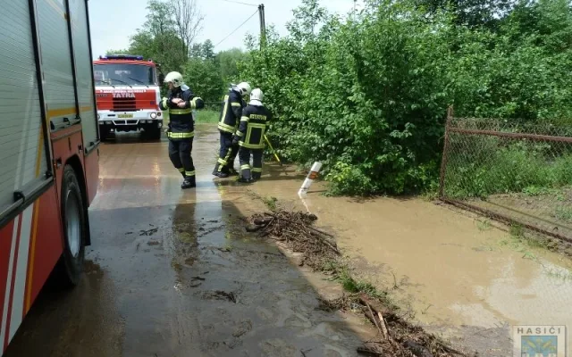 Úterní déšť vytopil restauraci ve Václavicích. Foto: Hasiči Hrádek nad Nisou
