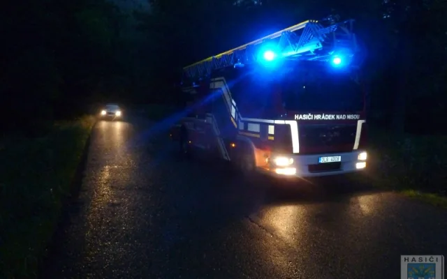 Silnici na Dolní Suchou blokoval zlomený strom. Foto: Hasiči Hrádek nad Nisou