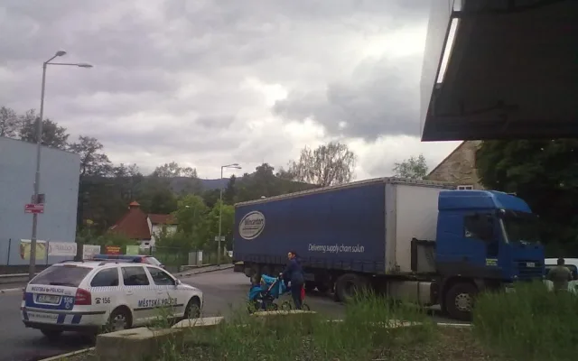 Kamion blokuje prvoz