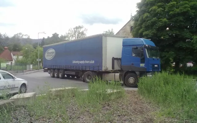 Kamion blokuje prvoz
