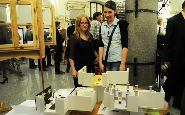 Radniční sklípek zaplnil historický nábytek z dílen studentů. Foto: MML/Jan Král
