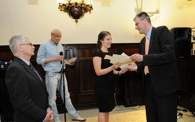 Radniční sklípek zaplnil historický nábytek z dílen studentů. Foto: MML/Jan Král