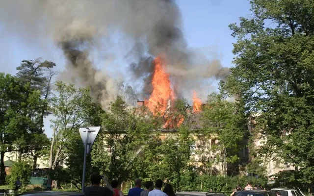 Ve Vesci hořel dům. Třicet obyvatel je nyní bez domova. Foto: David Kolář