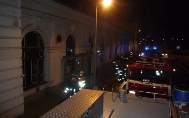 Nádražní restauraci v Turnově zapálil porouchaný chlaďák. Foto: HZSLK