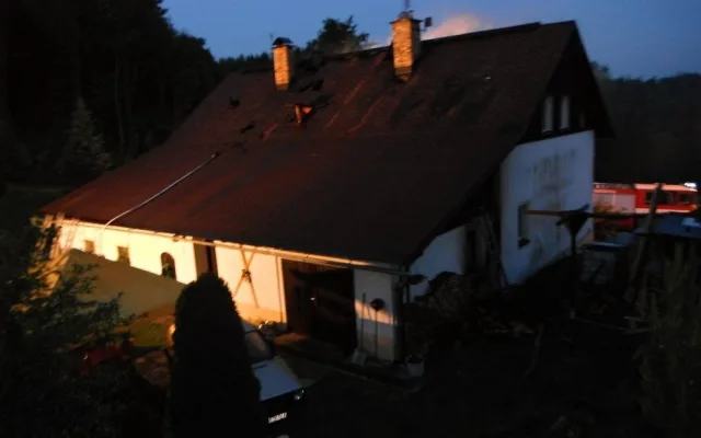 Rodinný dům v Lučanech nad Nisou nejspíš někdo zapálil úmyslně. Foto: HZSLK