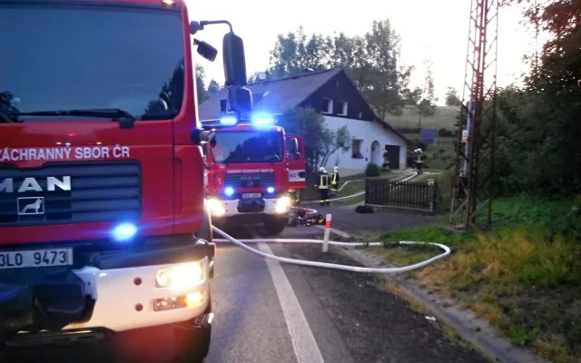 Rodinný dům v Lučanech nad Nisou nejspíš někdo zapálil úmyslně. Foto: HZSLK