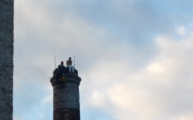 Hasičští lezci zachránili z komína muže se sebevražednými úmysly. Foto: HZSLK