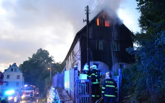 Večerní požár u Hrádku zapříčinila závada na komíně. Foto: HZSLK