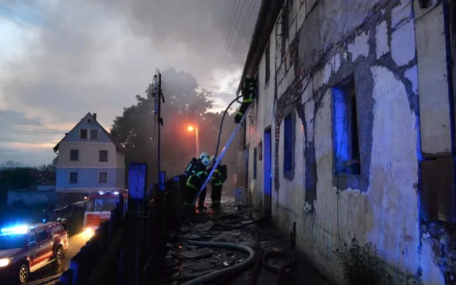 Večerní požár u Hrádku zapříčinila závada na komíně. Foto: HZSLK