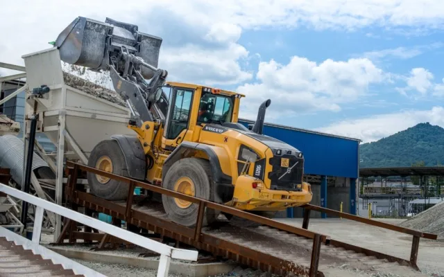 Začátek procesu recyklace, nakládání odpadu na linku.