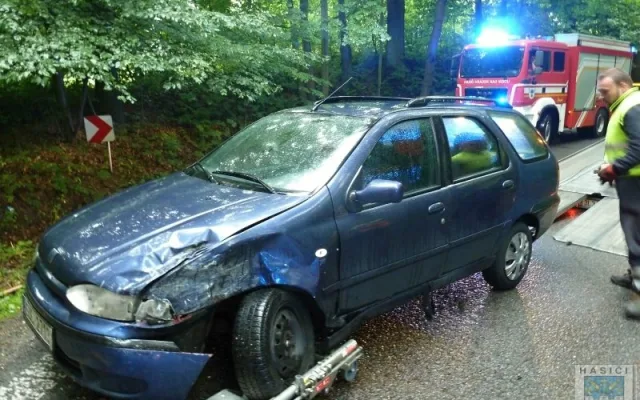 Nehoda si vyžádal dvě lehká zranění. Foto: Hasiči Hrádek nad Nisou