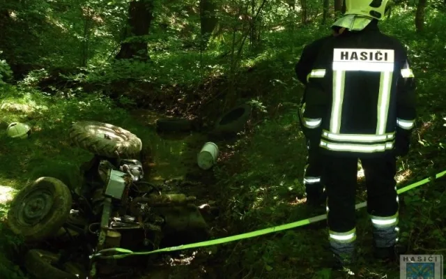 Pod převráceným traktorem u Dolní Suché zemřel řidič. Foto: Hasiči Hrádek nad Nisou