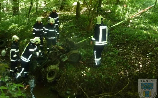 Pod převráceným traktorem u Dolní Suché zemřel řidič. Foto: Hasiči Hrádek nad Nisou