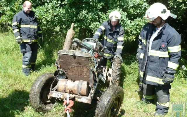 Pod převráceným traktorem u Dolní Suché zemřel řidič. Foto: Hasiči Hrádek nad Nisou