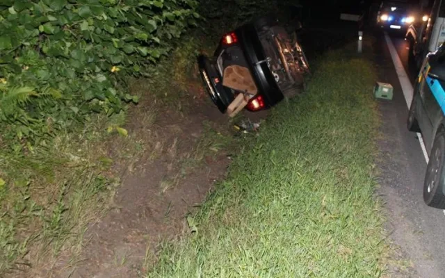 Auto zůstalo po nehodě na boku. Foto: Policie ČR