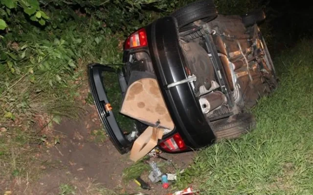 Auto zůstalo po nehodě na boku. Foto: Policie ČR