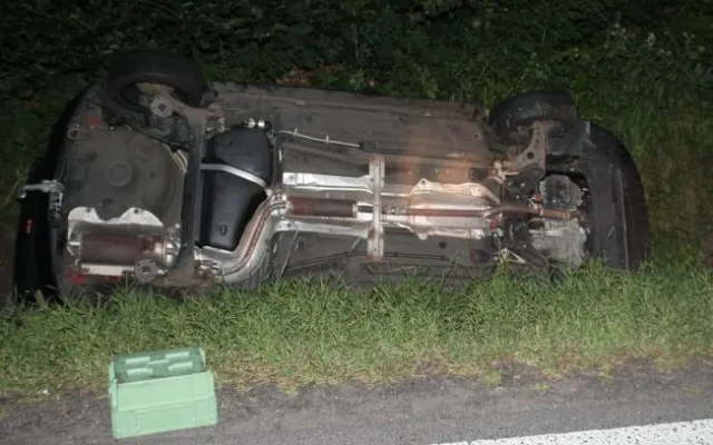 Auto zůstalo po nehodě na boku. Foto: Policie ČR