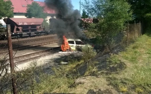 Auto zůstalo zaseknuté v kolejišti. Foto: HZSLK