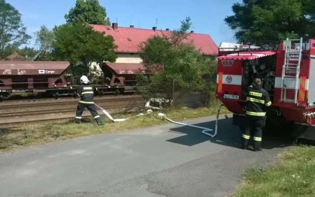 Auto zůstalo zaseknuté v kolejišti. Foto: HZSLK
