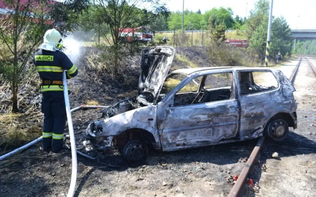 Auto zůstalo zaseknuté v kolejišti. Foto: HZSLK