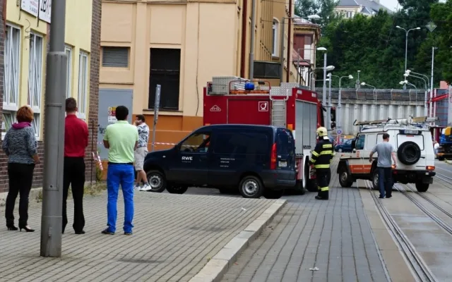 V Kladenské ulici hrozil ve středu dopoledne výbuch plynu. Foto: HZSLK