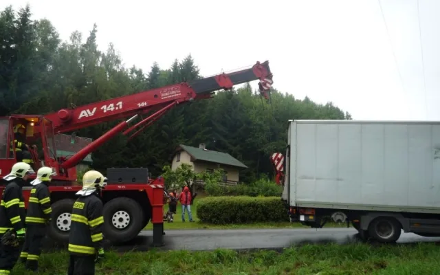 Náklaďák, se kterým se utrhla krajnice, vytáhl jeřáb. Foto: HZSLK