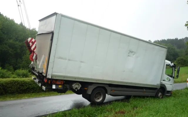 Náklaďák, se kterým se utrhla krajnice, vytáhl jeřáb. Foto: HZSLK