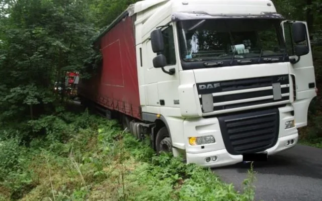 Kamion ucpal objížďkovou trasu na Liberec. Foto: Policie ČR