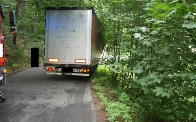 Kamion ucpal objížďkovou trasu na Liberec. Foto: Policie ČR