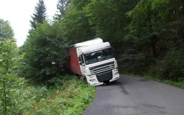 Kamion ucpal objížďkovou trasu na Liberec. Foto: Policie ČR