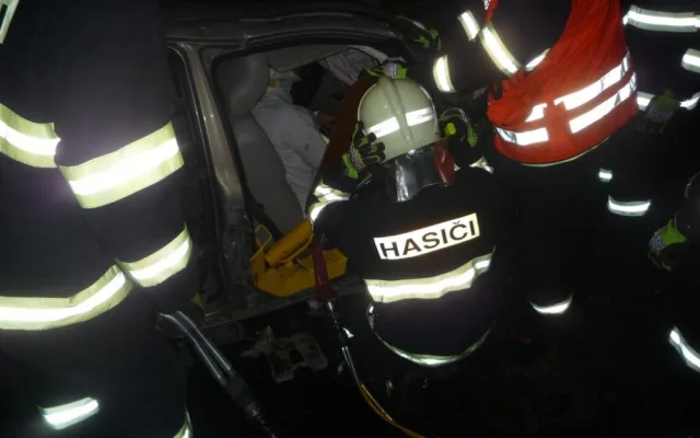 Spolujezdce museli ze zdemolovaného auta vystříhat hasiči. Foto: HZSLK