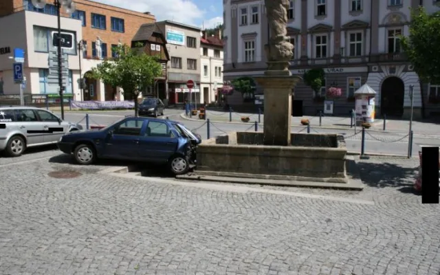 Řidiče zastavila až kašna. Foto: Policie ČR