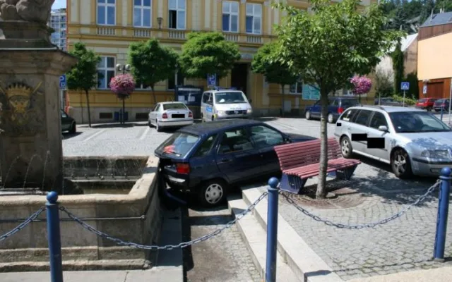 Řidiče zastavila až kašna. Foto: Policie ČR