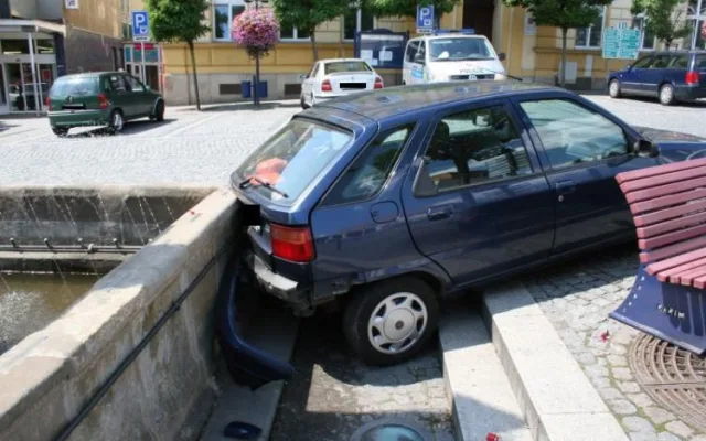 Řidiče zastavila až kašna. Foto: Policie ČR