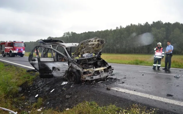 Auto lehlo popelem. Řidič stihl včas utéct. Foto: HZSLK