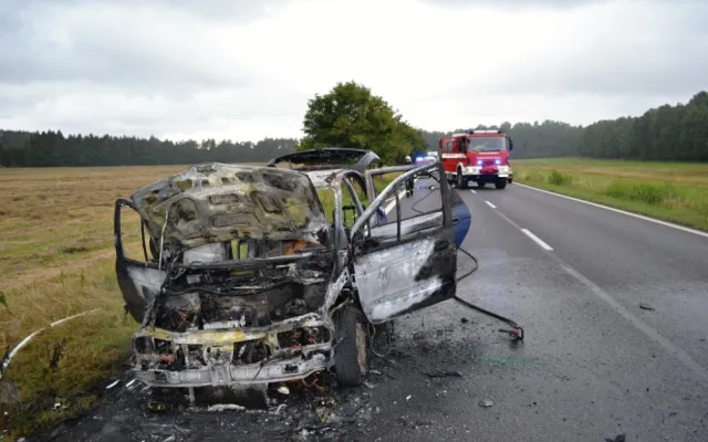 Auto lehlo popelem. Řidič stihl včas utéct. Foto: HZSLK