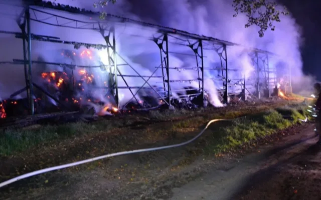 Na Semilsku hořela hala s 33 tunami sena. Foto: HZSLK