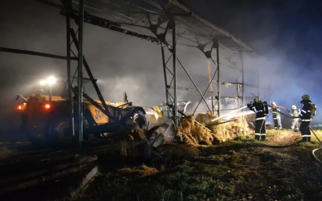 Na Semilsku hořela hala s 33 tunami sena. Foto: HZSLK