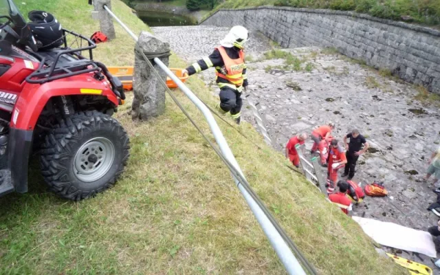 Německý motorkář spadl do přepadu nádrže Souš. Foto: HZSLK