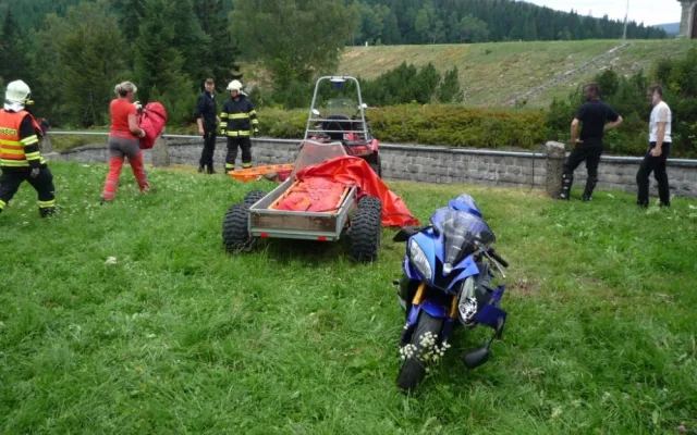 Německý motorkář spadl do přepadu nádrže Souš. Foto: HZSLK