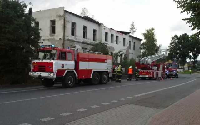 V Zákupech se propadla střecha bývalé mlékárny. Foto: HZSLK