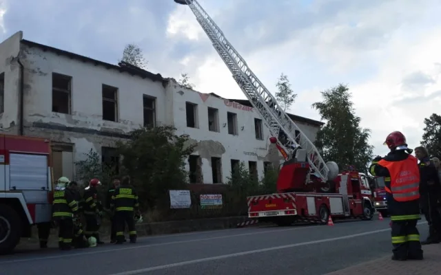V Zákupech se propadla střecha bývalé mlékárny. Foto: HZSLK