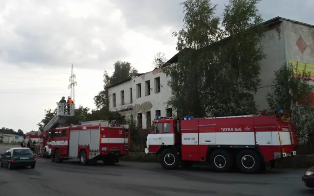 V Zákupech se propadla střecha bývalé mlékárny. Foto: HZSLK