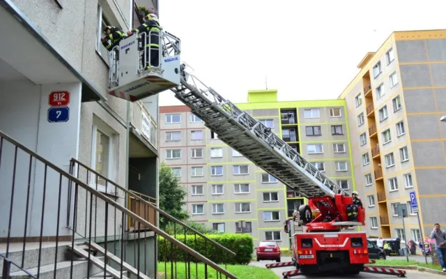 Dvoumetrový had ležel na otevřeném okně. Foto: HZS LK