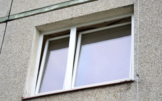 Dvoumetrový had ležel na otevřeném okně. Foto: HZS LK