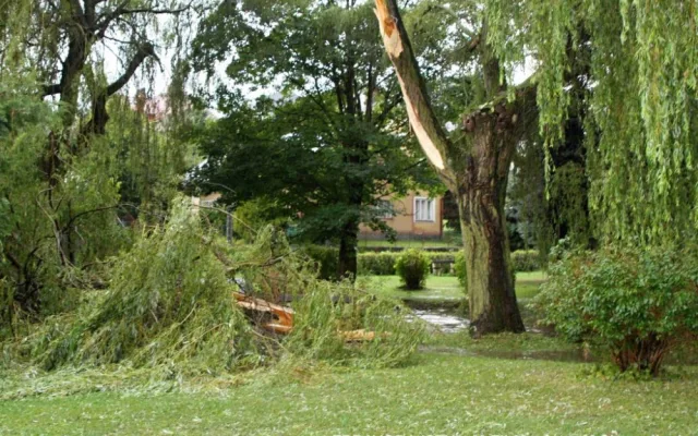 Nedělní průtrž mračen zaplavila několik silnic. Foto: HZSLK