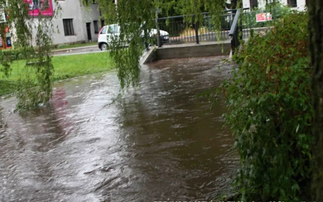 Nedělní průtrž mračen zaplavila několik silnic. Foto: HZSLK