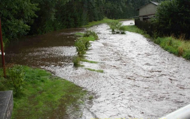 Nedělní průtrž mračen zaplavila několik silnic. Foto: HZSLK