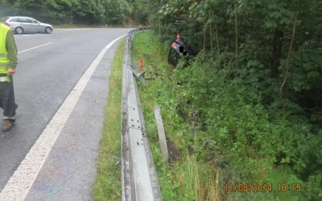 Řidička otočila svou Octavii na střechu. Foto: Policie ČR